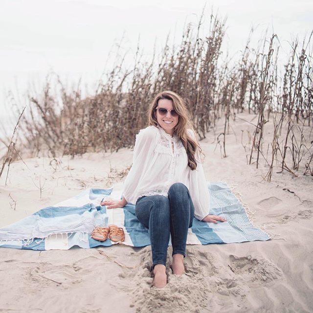 emilylew's tweet photo. I truly enjoy seeing how many of these little squares I can fill with blue and white. Do you have a color palette you find yourself wearing? .
.
.
.
.
.
.
#tastedrinkgo #travellight #turkishtowel #theeverygirl #beachdays #someprettything #pursuepretty #flashesofdelight #adve… https://t.co/Kdh5ZSYxQs