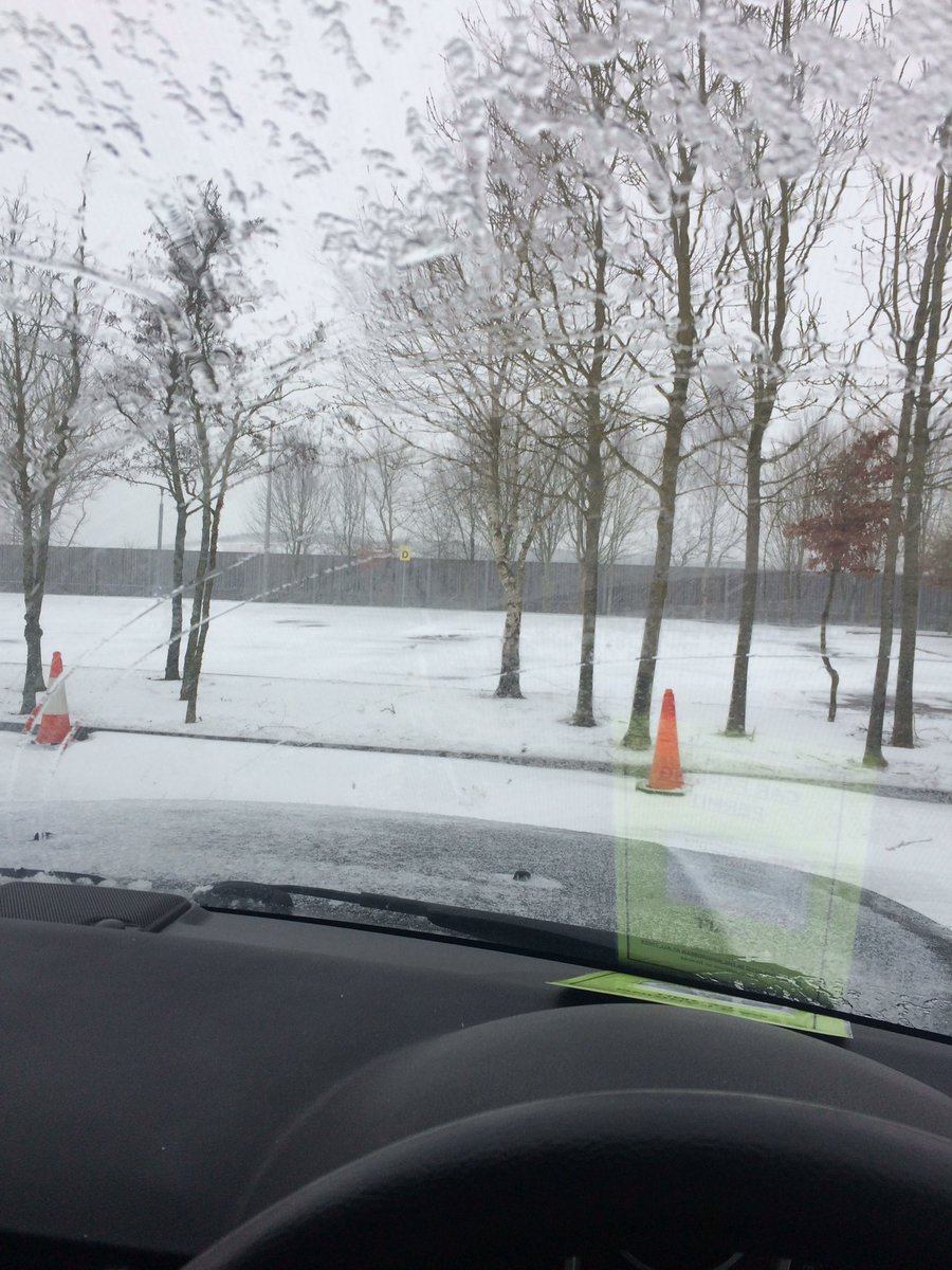 bcerha1914's tweet photo. Only because it's apparently obligatory - leaving work in Army HQ in Andover for home in Pewsey. I obviously missed the earlier memo! 😳🙄#emptycarpark https://t.co/5rblMUIbso