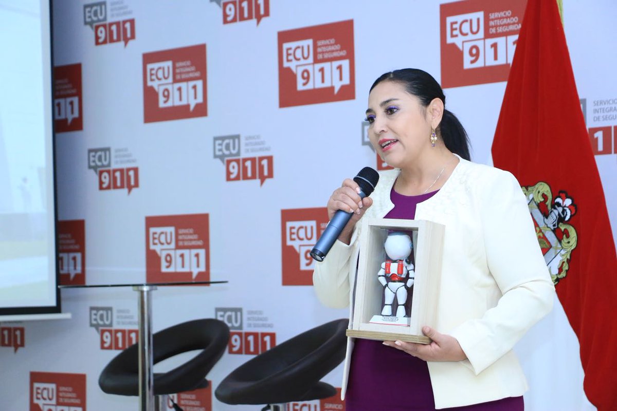 goberimbabura's tweet photo. .@Wider_Cadena, coordinador zonal del @ecu911Ibarra entrega reconocimiento a @MarisolPenafiel Gobernadora de #Imbabura por su trabajo, articulación y compromiso en el territorio. @MinInteriorEc https://t.co/JdQ8ed1xKa