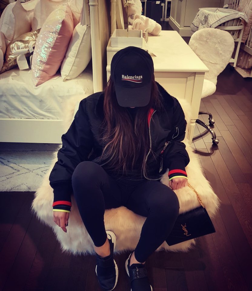 [HYOLYN INSTAGRAM] xhyolynx: 생각하는 의자 자주앉을듯싶다 kpopsnaps.com/p/Bfya0kij1Rn #kpopsnaps