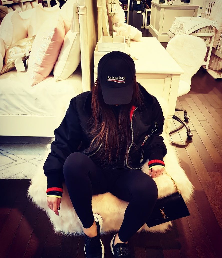 [HYOLYN INSTAGRAM] xhyolynx: 생각하는 의자 자주앉을듯싶다🤯 kpopsnaps.com/p/BfybLgFDl0b #kpopsnaps