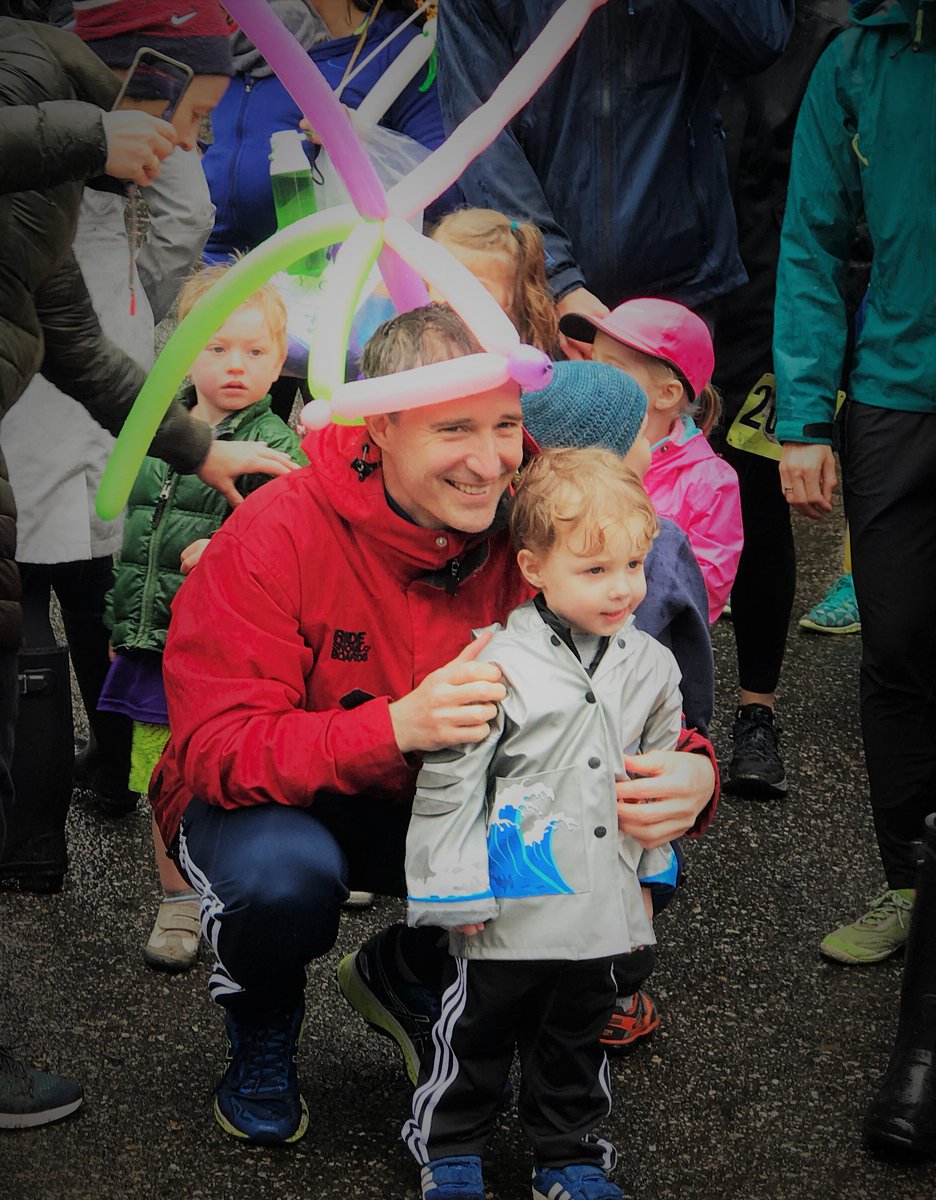 LOLakeRun's tweet image. Dr. Hughes at Lakeside Pediatric Dentistry has us smiling bright today! Be sure to thank the Lakeside team for sponsoring the Lake Run and supporting the Annie Ross House Rebuild! 
lakesidepediatricdentistry.com  @NHA_Housing  @lakeoswegoview