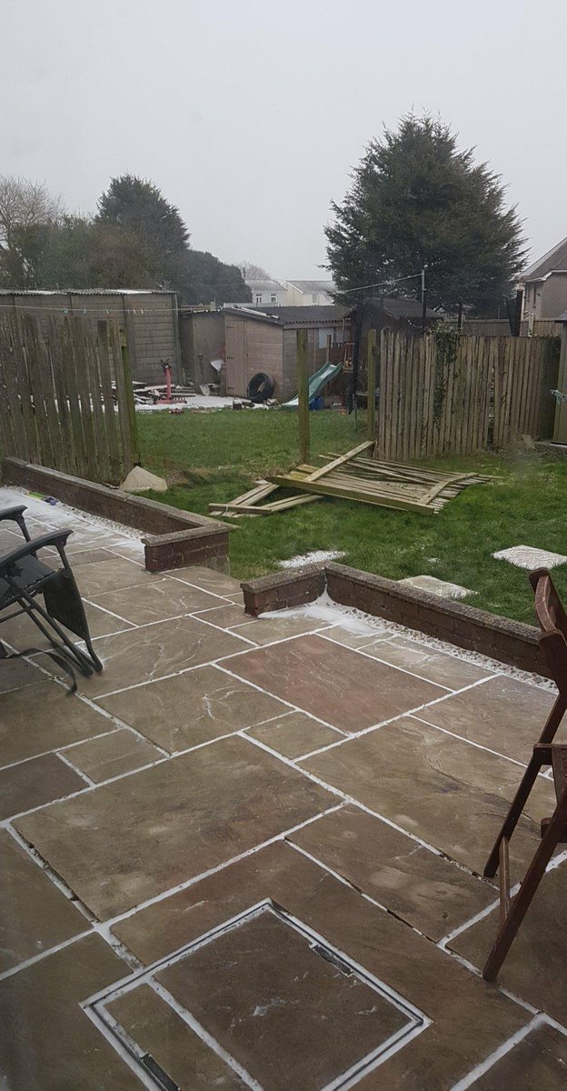 leeksndaffs's tweet photo. Casualty of #BeastFromTheEast #fencedown #itsbloomingwindy https://t.co/eytPVbgMku