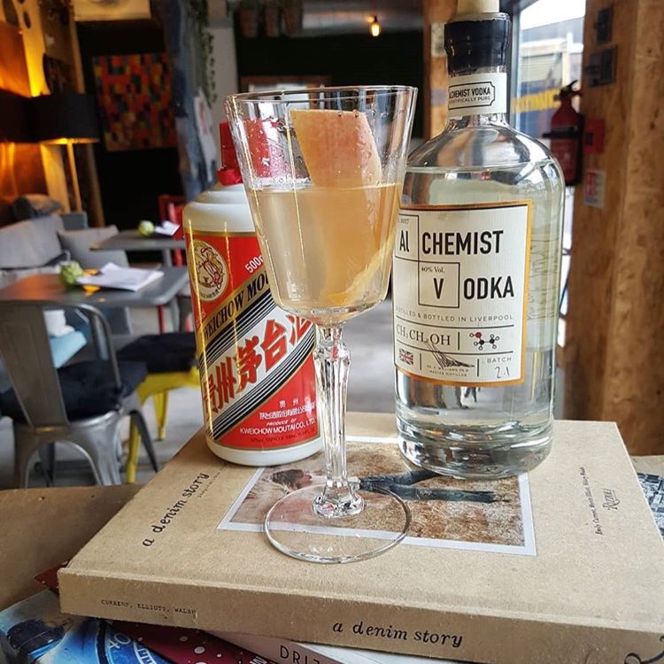 To Mark #worldbookday <a href="/epicuredL1/">epicured</a> has devised this hard-hitting scholars companion ‘From China with Love'. As an ode to Ian Fleming's Bond books they have recreated the 'Vesper' martini and used a highly respected Chinese #baijiu as the vermouth and modifier.
#shakennotstirred 🍸