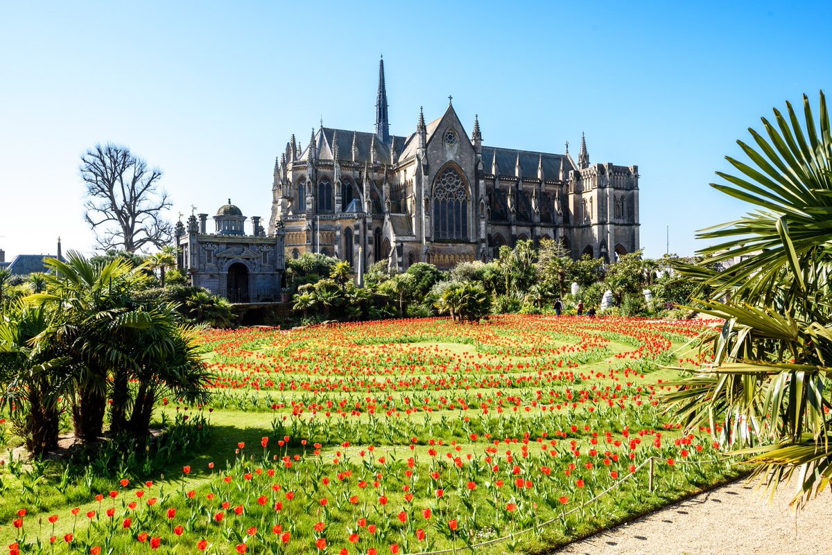 ArundelCastle's tweet photo. Under a month until we re-open! Whilst it might be hard to imagine anything except sub-zero temperatures right now, here are some pictures of the Castle Gardens in sunnier times #SNOWMAGGEDDON https://t.co/HxVOdOK8hd