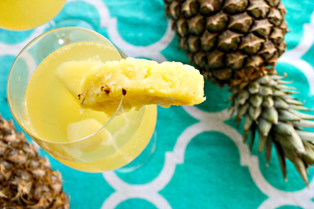 epctraveler's tweet photo. [Msg 4 21+] Tropical Piña White #Sangria #Recipe — A 5-Ingredient, Beach-Ready Cocktail For Your Spring Break https://t.co/0Pj9EFy48g #ad #JustAdd7UP https://t.co/nHfVbpQQ1v
