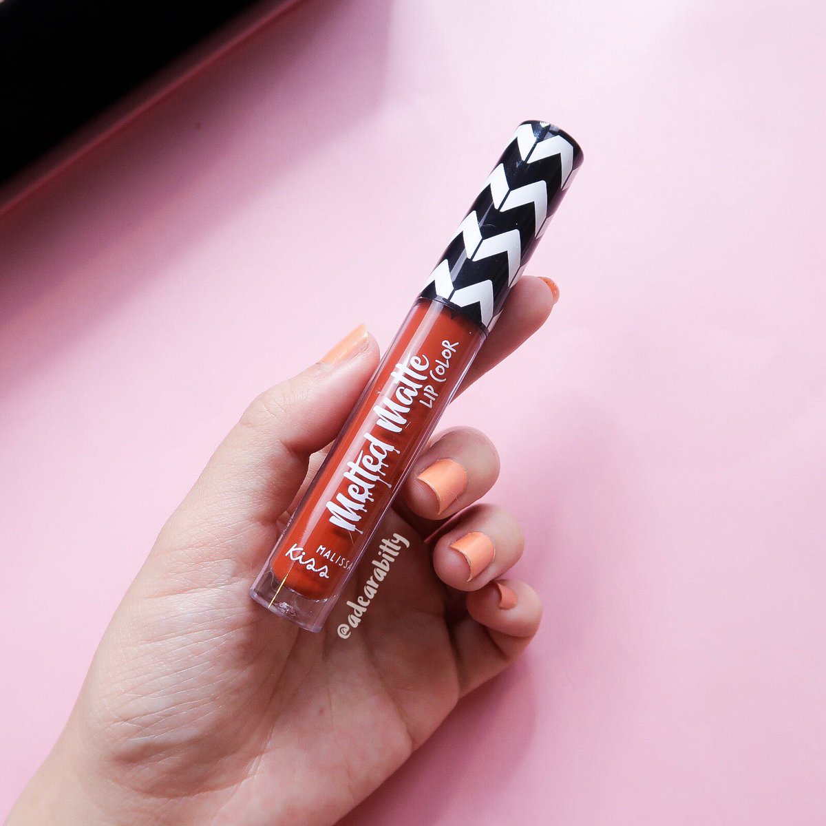 adearabitty's tweet image. ทางเราชอบสีแบบนี้ ส้มๆแดงๆ 
ทาแล้วสดใสหน้าไบร์ทเลยยย 
ของ malissa kiss ราคาเบ๊าาา 139฿ 
แมตติดทนสุด ชอบ ❤️

#ไว้รีวิวห้ามขายของโว้ยย #ใช้จริงรีวิวจริง
#makememelt #malissakiss