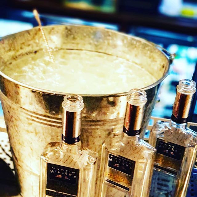 jayjenkins1405's tweet photo. Bucket of #tomcollins anybody?
#staffparty #martinmillersgin #gobigorgohome #millersgin #thefalstaffincanterbury #gin #classic #cocktail
#cocktailporn #drinkstagram #cocktailoftheday @martinmillersgin https://t.co/6PRqICZEZk https://t.co/VvCflbwYBB