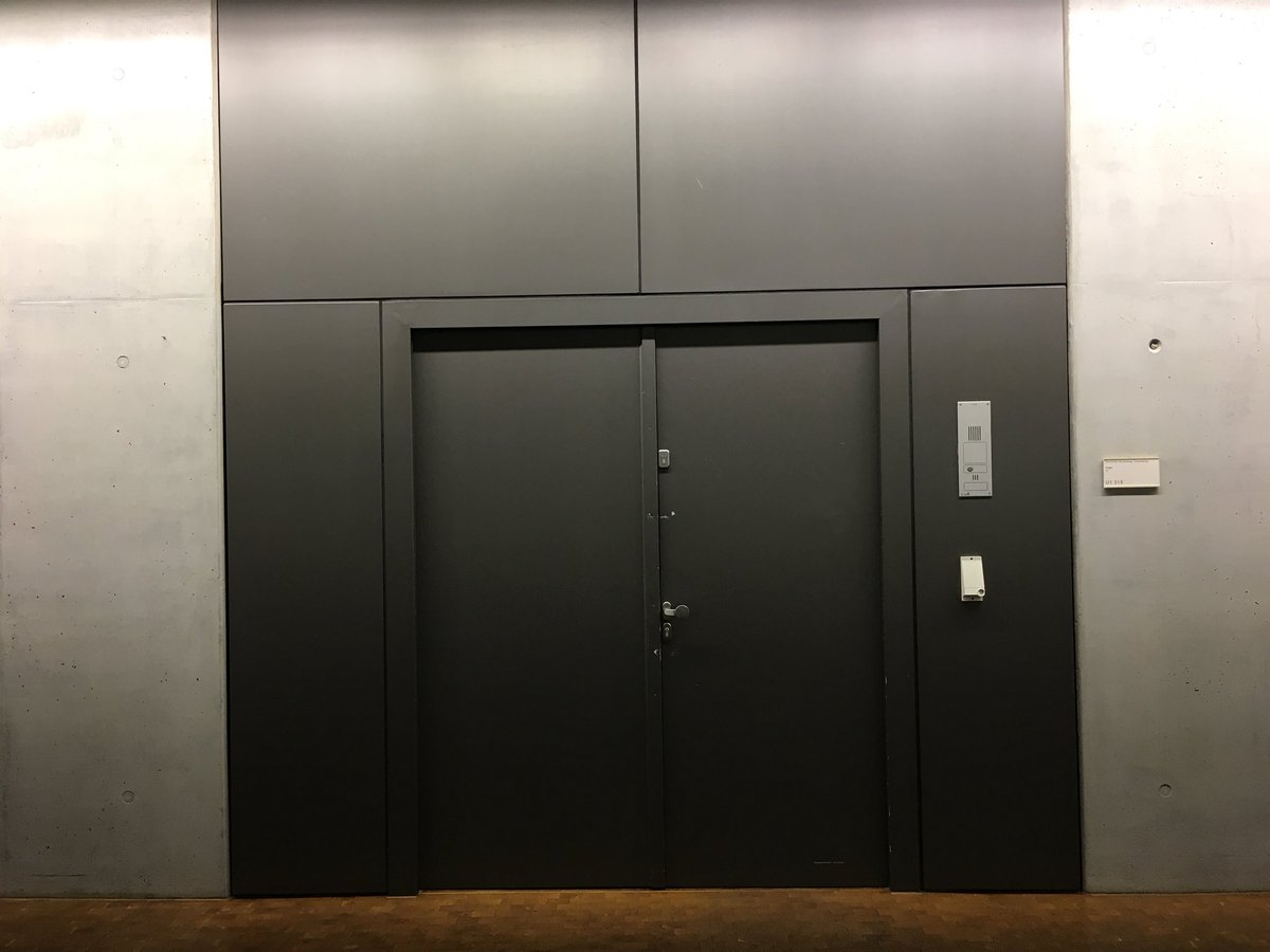 ChristianeJacke's tweet photo. Spurensuche hinter maximal verschlossenen Türen. Geheimdienst-Kontrollgremium tagt zum #Hackerangriff auf die Netze des Bundes. Mitglied @KonstantinNotz klagt, es sei „maximal schlecht und ärgerlich“, so etwas als erstes über @dpa zu erfahren. @JMaxBlank @CDernbach #dpareporter https://t.co/E54ANyz87w