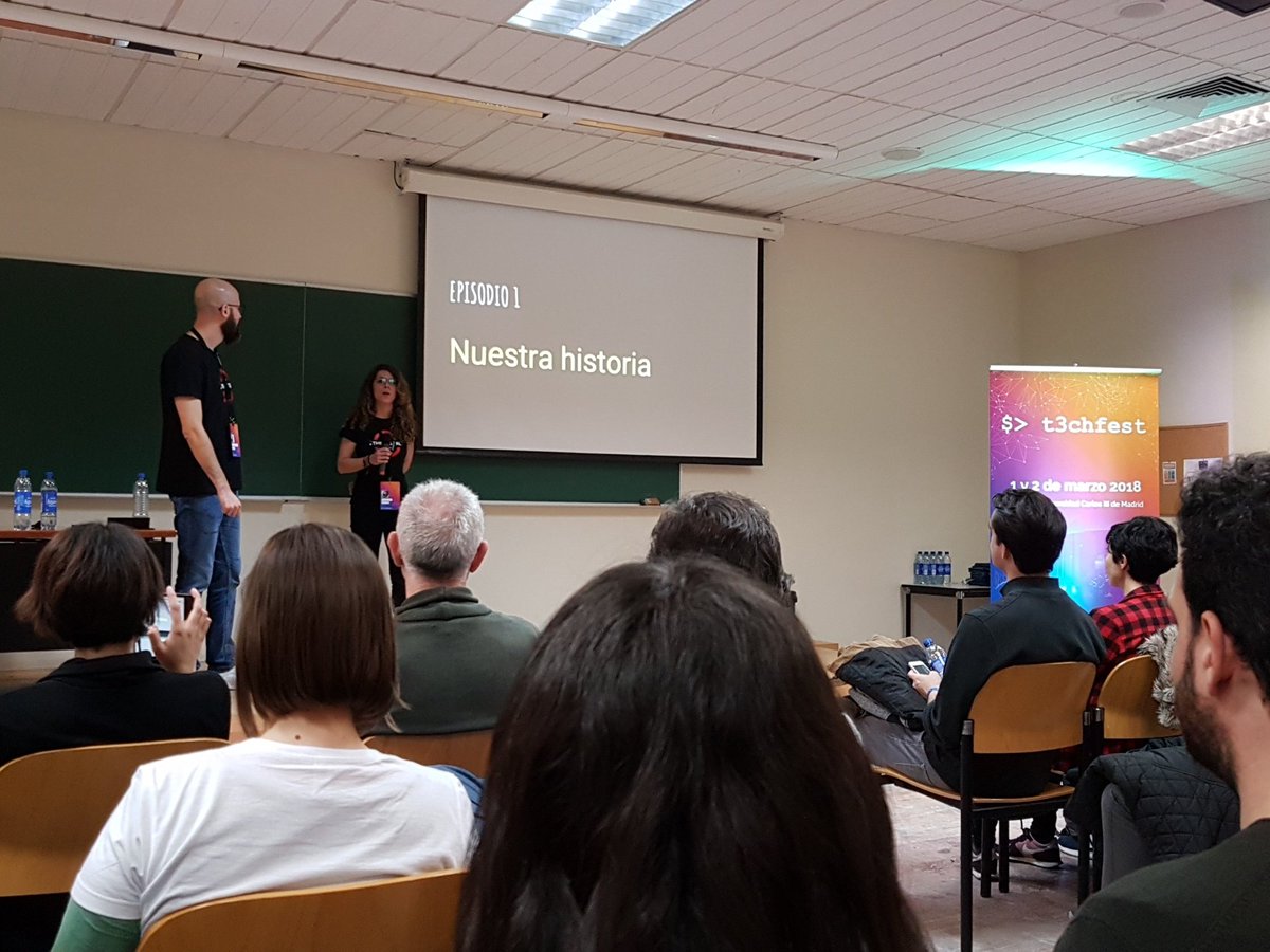 AlbertoEscriba9's tweet photo. Conectando con los asistentes. Marta y Dani. Perfecto! #softtekianos en #T3chFest2018! #SP4fun #HackOfThrones. https://t.co/dTHS45E0zt