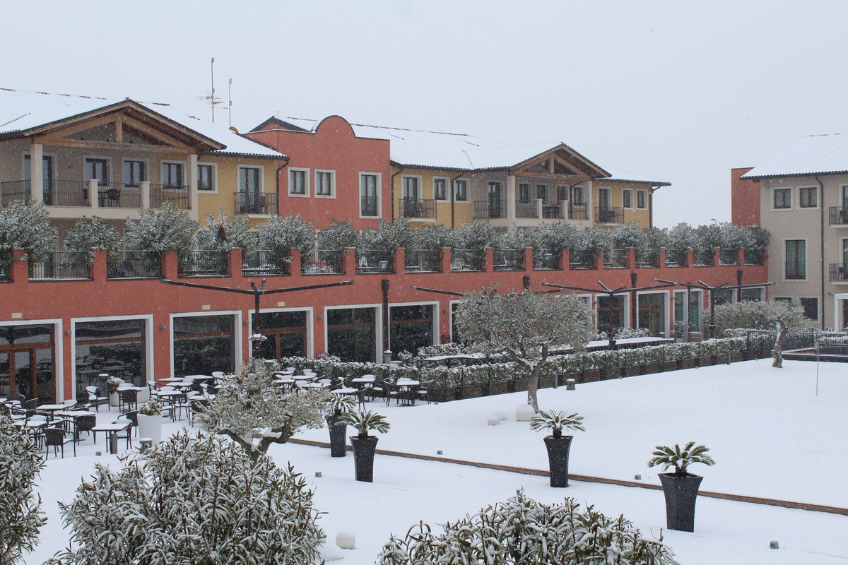 HPdG's tweet photo. Magic moments... under the snow❄️☃️
What a beautiful surprise😁
#lagodigarda #neve #Marzo https://t.co/oiKSub3lKF