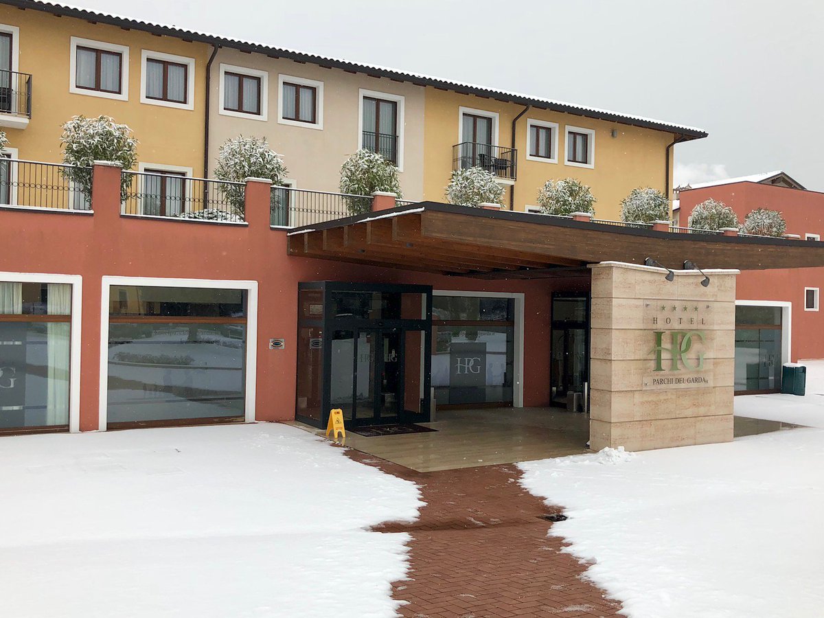 HPdG's tweet photo. Magic moments... under the snow❄️☃️
What a beautiful surprise😁
#lagodigarda #neve #Marzo https://t.co/oiKSub3lKF
