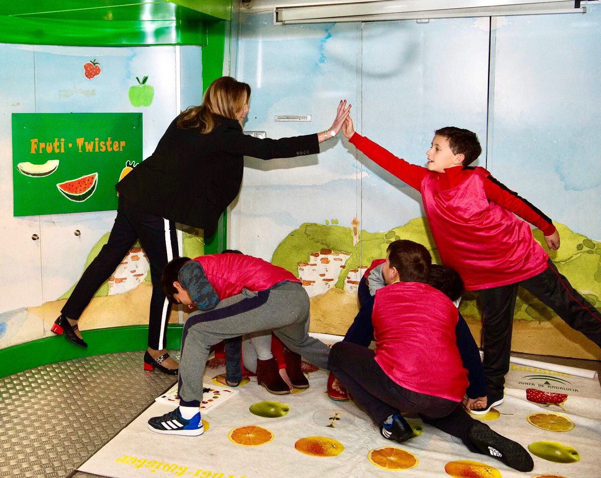 susanadiaz's tweet photo. En el CEIP Maestra Caridad Ruiz de La Algaida, en #SanlúcarDeBarrameda, donde hoy ha llegado el #Frutibus, un plan escolar en el que participan @AgriculturAnd @EducaAnd y @saludand y con el que promovemos el consumo de la dieta mediterránea entre nuestros niños y niñas. https://t.co/G0eWACbNQ3