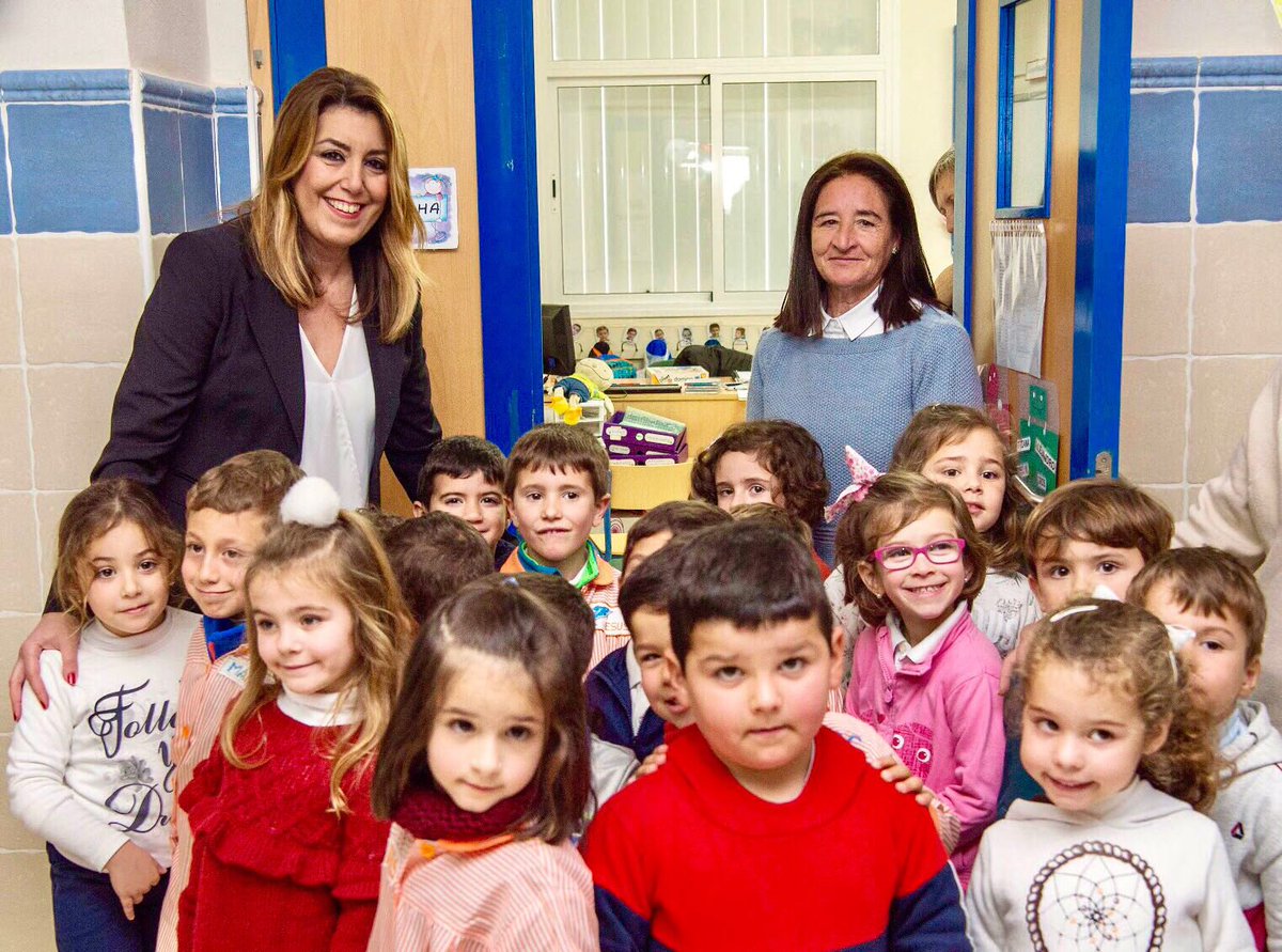 susanadiaz's tweet photo. En el CEIP Maestra Caridad Ruiz de La Algaida, en #SanlúcarDeBarrameda, donde hoy ha llegado el #Frutibus, un plan escolar en el que participan @AgriculturAnd @EducaAnd y @saludand y con el que promovemos el consumo de la dieta mediterránea entre nuestros niños y niñas. https://t.co/G0eWACbNQ3