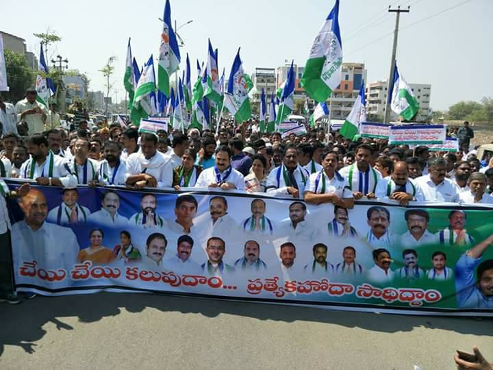 AnuAnusha_Reddy's tweet photo. కాకినాడలో వైఎస్సార్ కాంగ్రెస్ పార్టీ నేతృత్వంలో ప్రత్యేకహోదా పై చేసిన ధర్నా కార్యక్రమానికి ప్రత్తిపాడు నియోజకవర్గం నుంచి అధికసంఖ్యలో వచ్చిన వైఎస్సార్ కార్యకర్తలు, నియోజకవర్గ వైఎస్సార్ కాంగ్రెస్ పార్టీ ఇన్ చార్జ్ "పర్వత ప్రసాద్ గారు"...తూ, గో,జిల్లా
#WithJaganForSCS https://t.co/gToQOLxU8d
