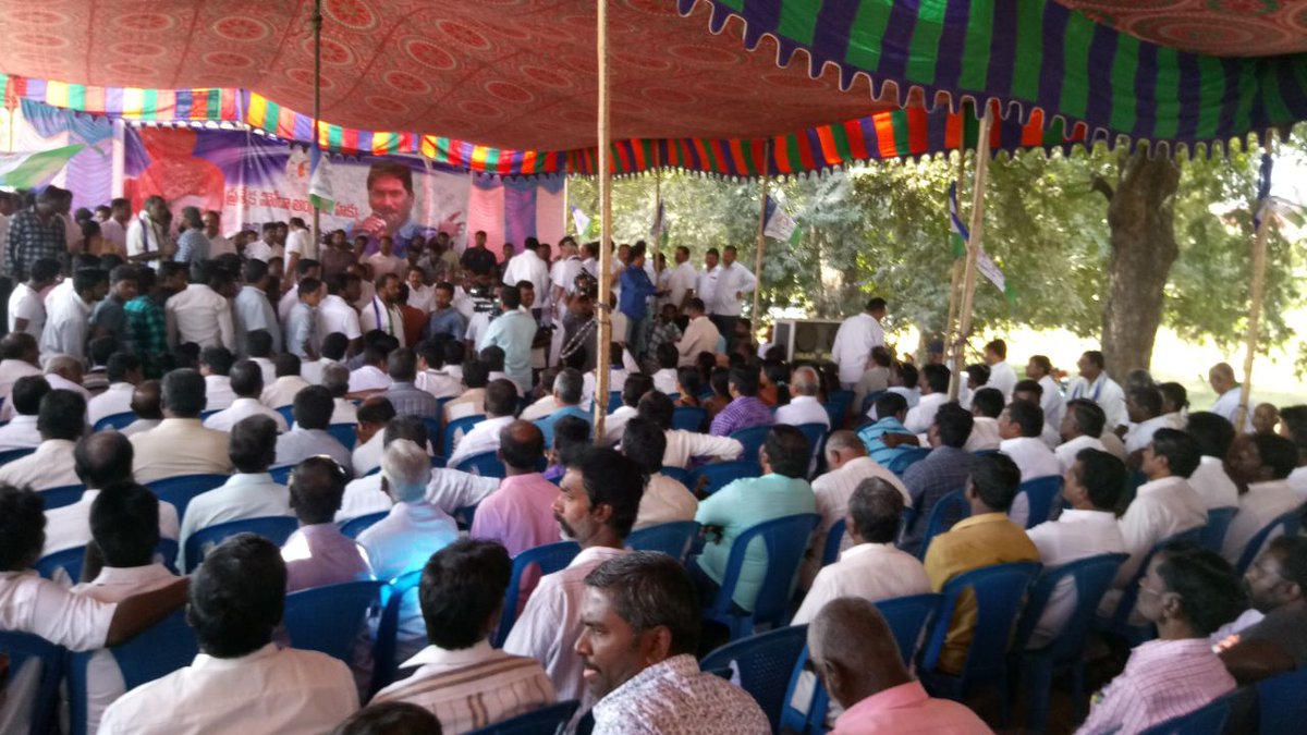 AnuAnusha_Reddy's tweet photo. కాకినాడలో వైఎస్సార్ కాంగ్రెస్ పార్టీ నేతృత్వంలో ప్రత్యేకహోదా పై చేసిన ధర్నా కార్యక్రమానికి ప్రత్తిపాడు నియోజకవర్గం నుంచి అధికసంఖ్యలో వచ్చిన వైఎస్సార్ కార్యకర్తలు, నియోజకవర్గ వైఎస్సార్ కాంగ్రెస్ పార్టీ ఇన్ చార్జ్ "పర్వత ప్రసాద్ గారు"...తూ, గో,జిల్లా
#WithJaganForSCS https://t.co/gToQOLxU8d