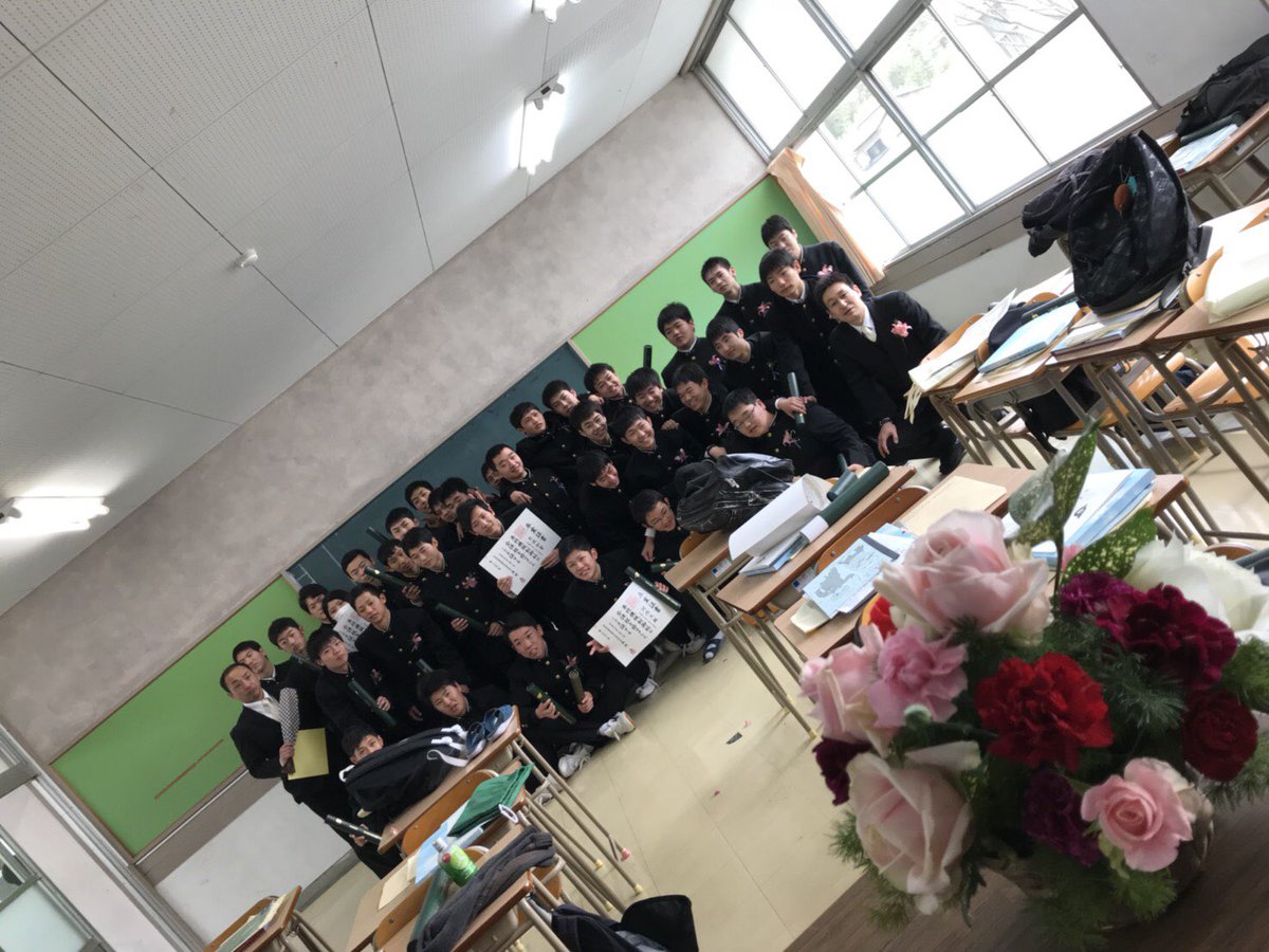 Syoo_0725's tweet photo. 3年間あっとゆーまやったな〜

クラスも部活もさいこーでした！！

みんなで集まってご飯食べたもの
いい思い出です！！！！

また、みんなで集まってご飯
食べに行こーね！！

3年間ありがとう😊 https://t.co/fUlgRnahNa