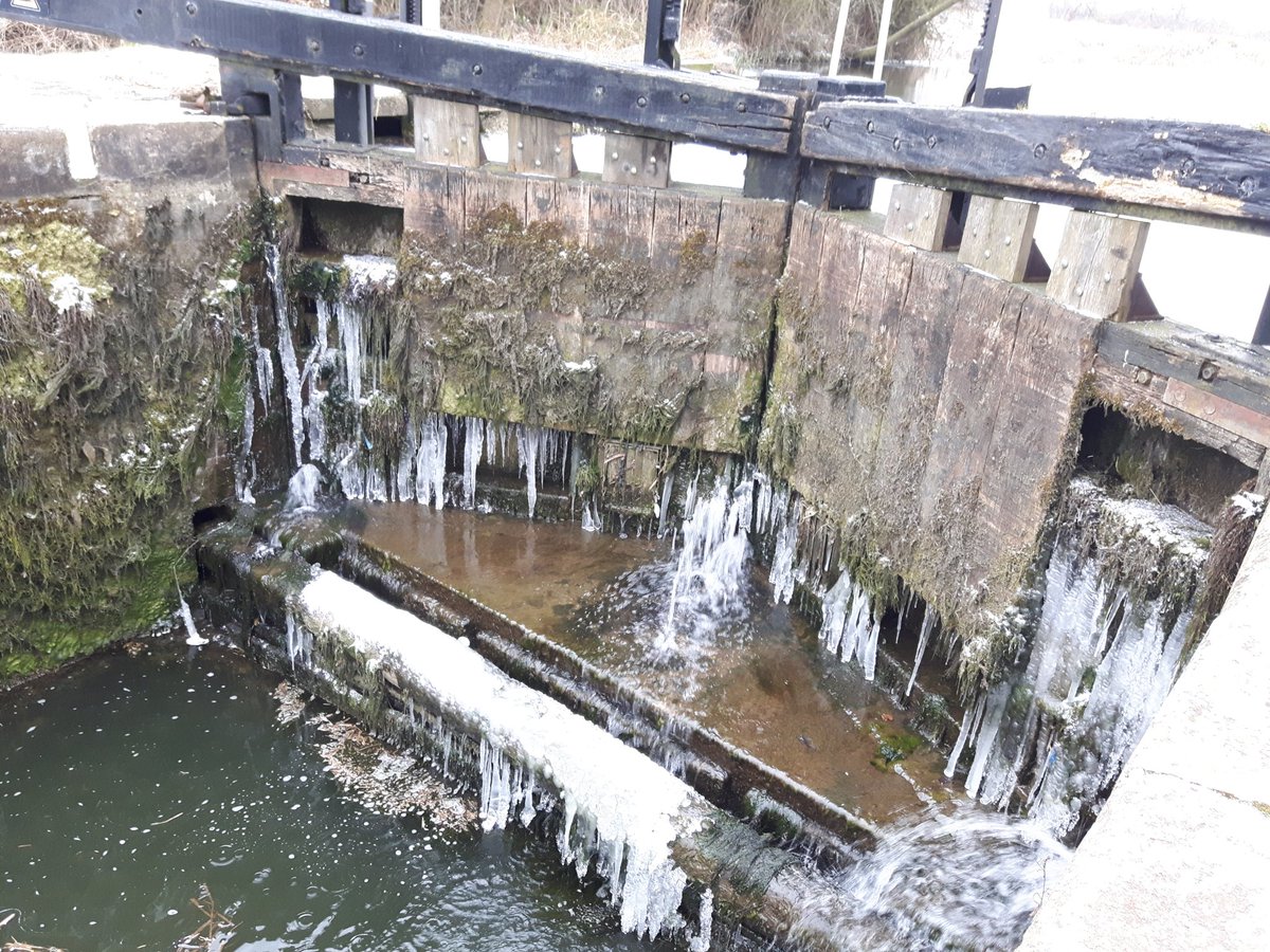 A bit nippy at #kingslock #icycles #grandunioncanal