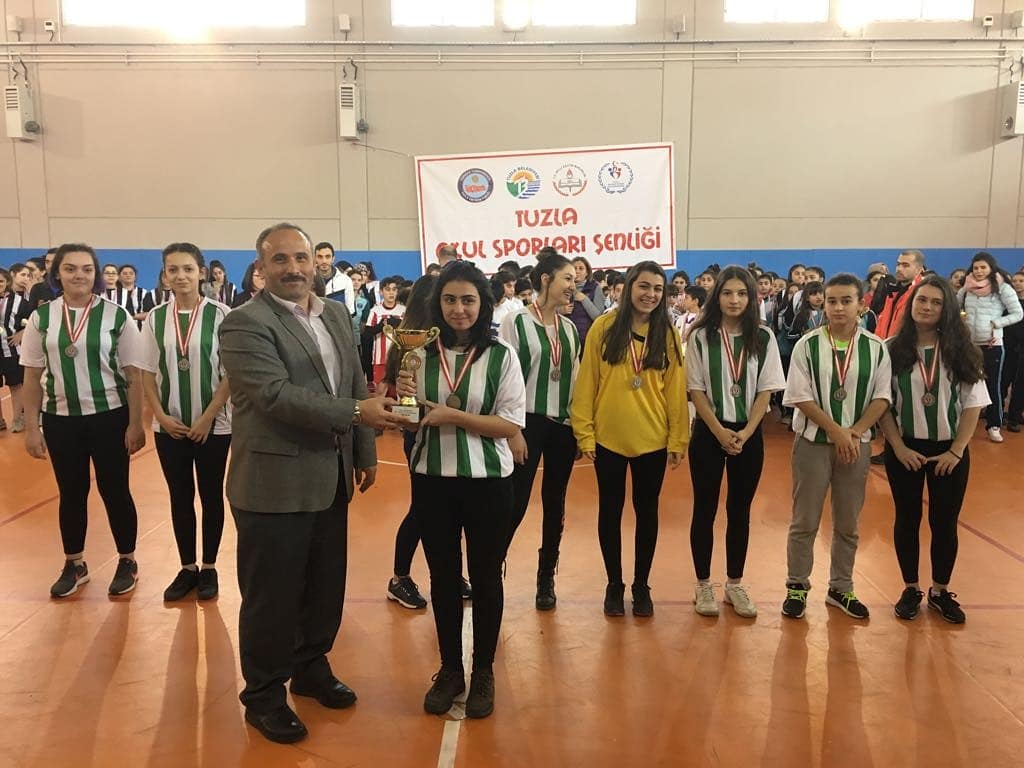 EgitmenKoleji's tweet photo. Tuzla ilçe Kiseler arası Kızlar Futsal Turnuvasında okulumuz ilçe 2. si oldu

#turnuva #futsal #başarı #şampiyon #futbol #derece #kupa #kız #takımı #eğitmen #koleji #ilkokul #ortaokul #anadolu #lisesi https://t.co/pkgUuSZxab