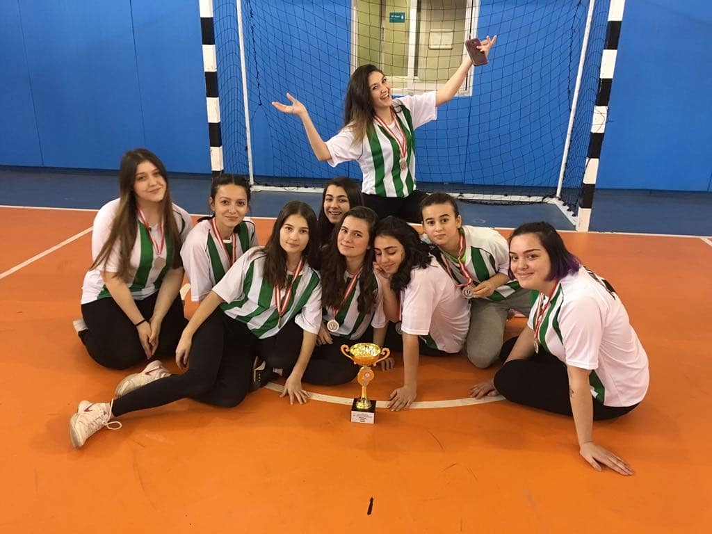 EgitmenKoleji's tweet photo. Tuzla ilçe Kiseler arası Kızlar Futsal Turnuvasında okulumuz ilçe 2. si oldu

#turnuva #futsal #başarı #şampiyon #futbol #derece #kupa #kız #takımı #eğitmen #koleji #ilkokul #ortaokul #anadolu #lisesi https://t.co/pkgUuSZxab