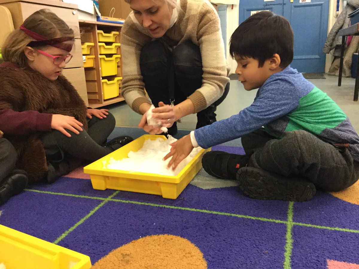 ThamesideSch's tweet photo. Enjoying the snow inside!! #Thamesideprimaryschool #sensorylearning #promotinglanguage https://t.co/8okgqWjyWz