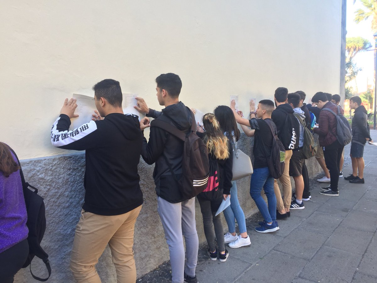LhorsaArte's tweet photo. Hoy doble ruta por el Puerto de la Cruz con los alumnos y alumnas de bachillerato del IES María Pérez Trujillo. “Personajes del Puerto” y “Puerto Street Art” Lo pasamos en grande 👌🏽. #LhorsaRutas #BetancourtyMolina #PerezTrujillo #MateodeSossa #VictoriaVentoso #LiaTavio https://t.co/V3cjxrjEjp