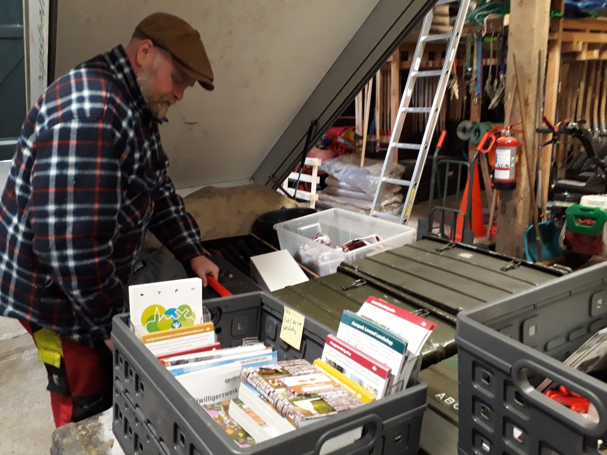 SLGelderland's tweet photo. Brochures, zagen, handschoenen en helmen voor 200 landschapsvrijwilligers. Druk met voorbereidingen #GelderseWerkdag as zaterdag. Mooi programma door @IVNNijkerk werkgroep landschapsbeheer. Wethouder Wim van Veelen opent. Aan de slag in het mooie landschap van @gemeenteNijkerk https://t.co/c0OG8MFu0y