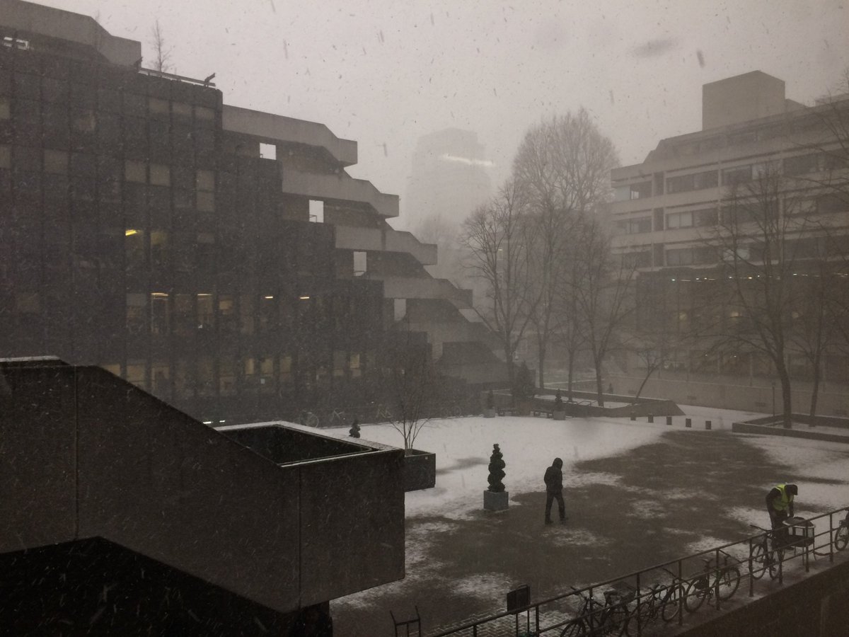 ChrisJosiffe's tweet photo. Another view of the amazing disappearing #SenateHouse. #JasperMaskelyne, master illusionist https://t.co/UadvQSlvni Perhaps the secret lies in one of #HarryPrice's #MagicalLibrary books? @SenateHouseLib @BorleyPrice https://t.co/mT67gA0wIh
