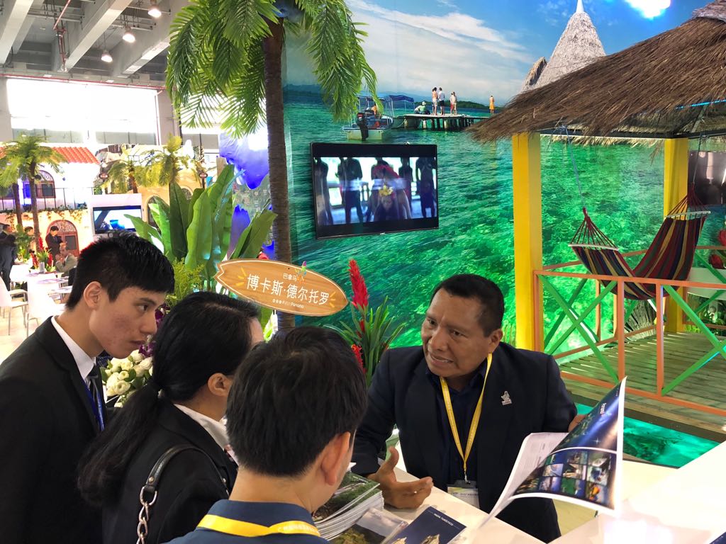 ATP_panama's tweet photo. ATP junto a 9 empresas panameñas promocionan los atractivos turísticos que Panamá ofrece al mercado chino en la Feria Internacional de Guangzhou, China. Este año nuestro país es destino invitado. #visitpanama 🏯🏯 https://t.co/zFLaNzTwmK