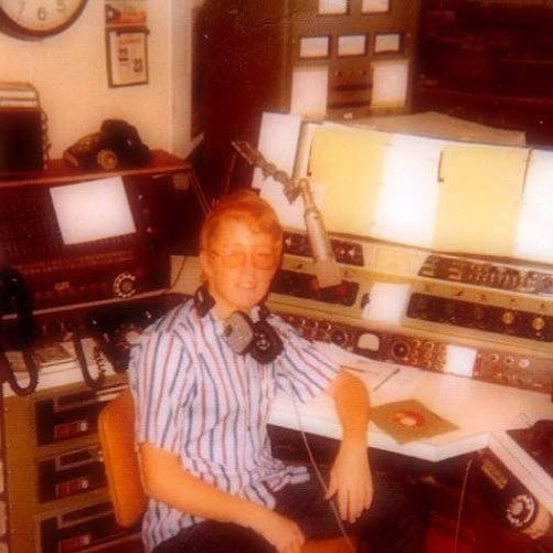 JameyKarr's tweet photo. 16 and on K-Hey in #elpaso. Love the shirt! #juniorachievement #radio #elpasoradio #highschooljob #countryradio #70sshirt https://t.co/7X2lpGxnnD https://t.co/EwQNkTT3gu