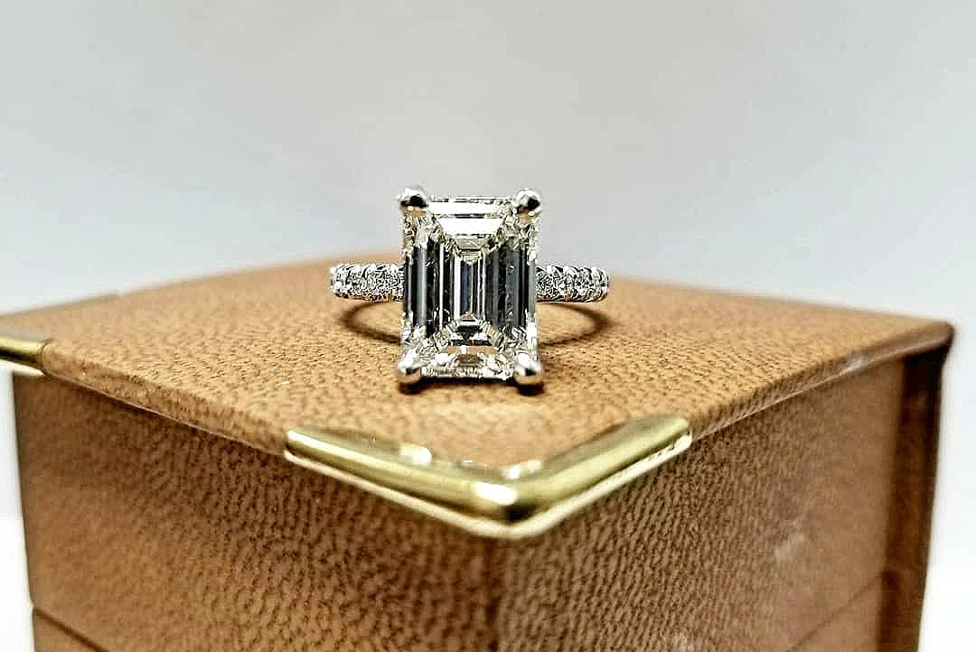 DesignsbyVatche's tweet photo. 3.05ct h vs2 #emeraldcut. In our 1532 setting. https://t.co/i2K1GMhwpT