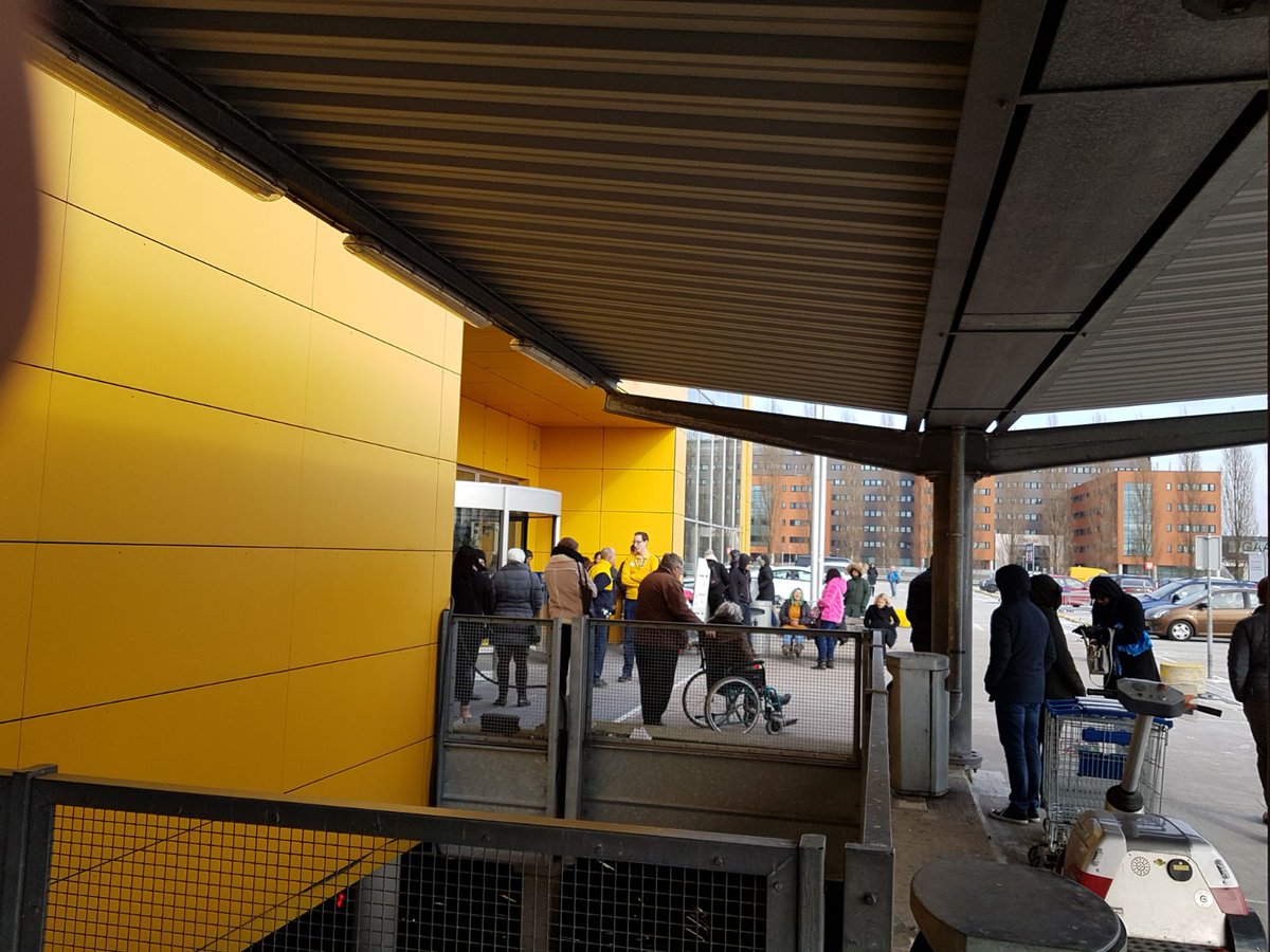 AT5's tweet image. Ikea ontruimd na lekkåge, alle bezoekers zijn naar buiten gestuurd at5.nl/artikelen/1790…