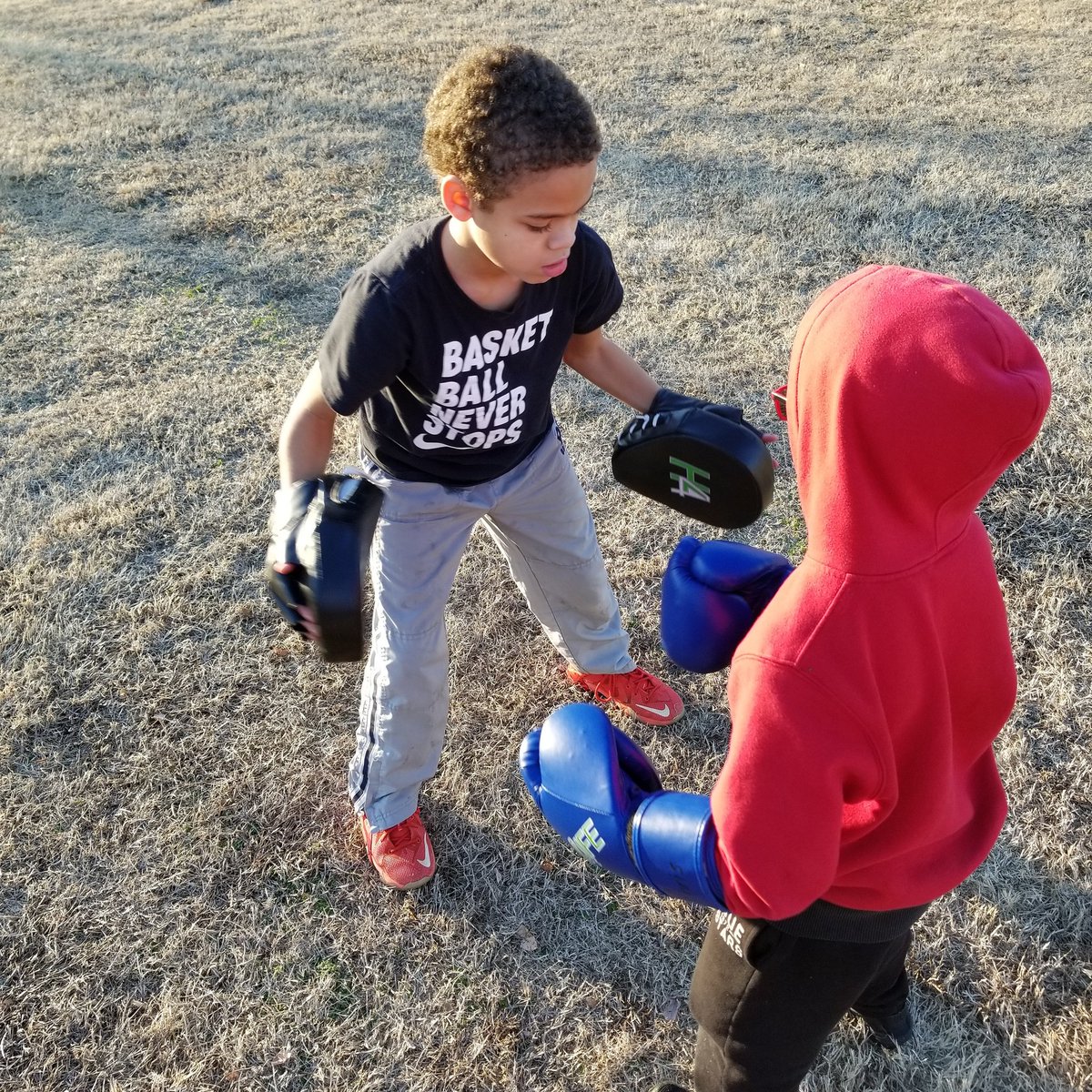 hype4lifefam's tweet photo. Basketball never stops but it does pause for a little boxing fun when the big kids are running on the court. #boxing #fitness #outdoors #fitfam #family #love #fun #thankful #blessed https://t.co/CLBrDpFv6v