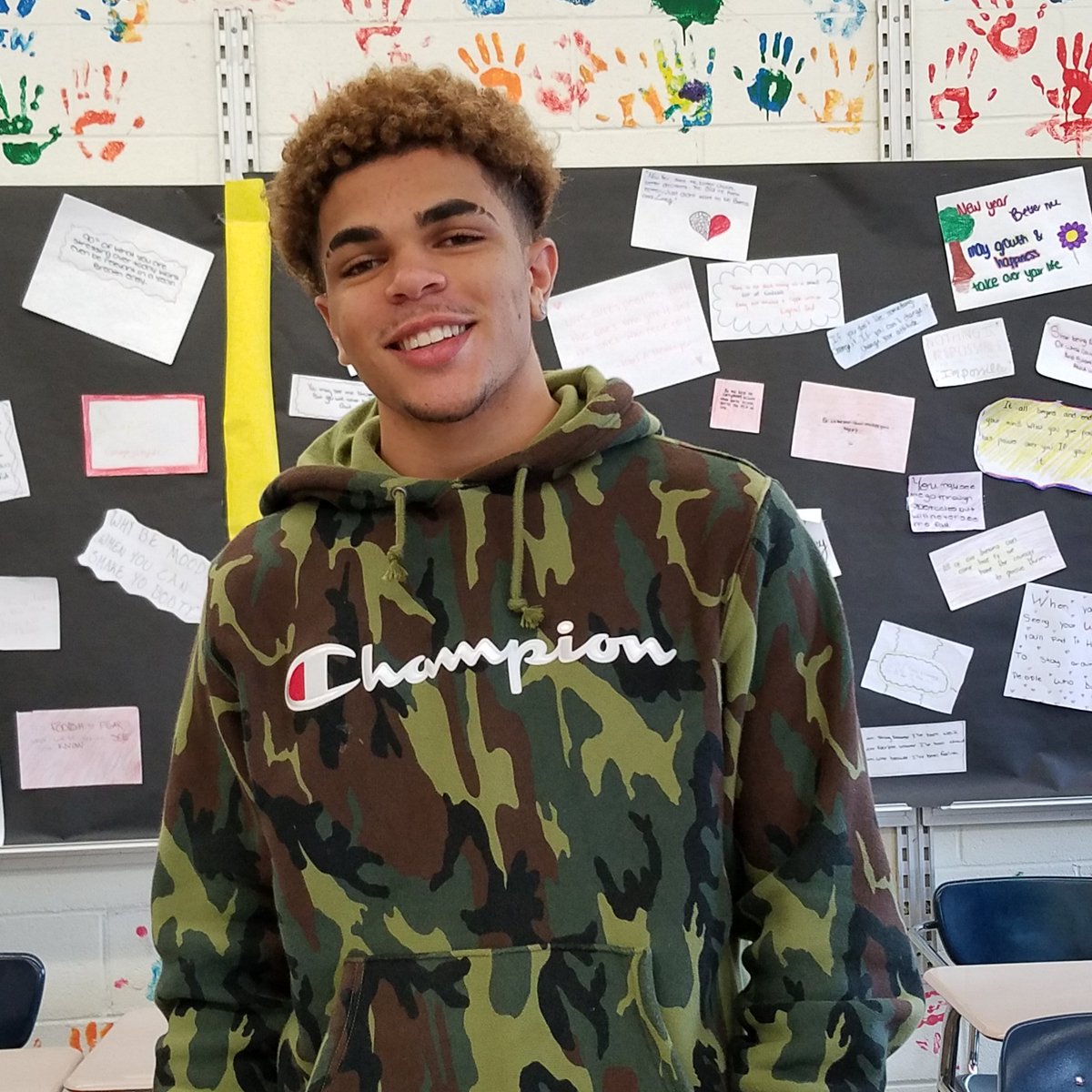 CorreiraMs's tweet photo. "Everyday I go down to the middle school to help kids wrestle. I try to teach them the importance of athletics. It's not only wrestling, it's about learning the responsibility and respect sports bring. I do things for people I wish I had." - Malachi #CICFU #17daysofkindness https://t.co/pa7uXTY9y1