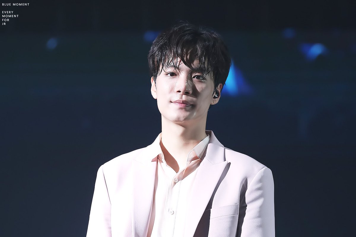 넌 주인공 난 널 빛내는 엑스트라☺️✨