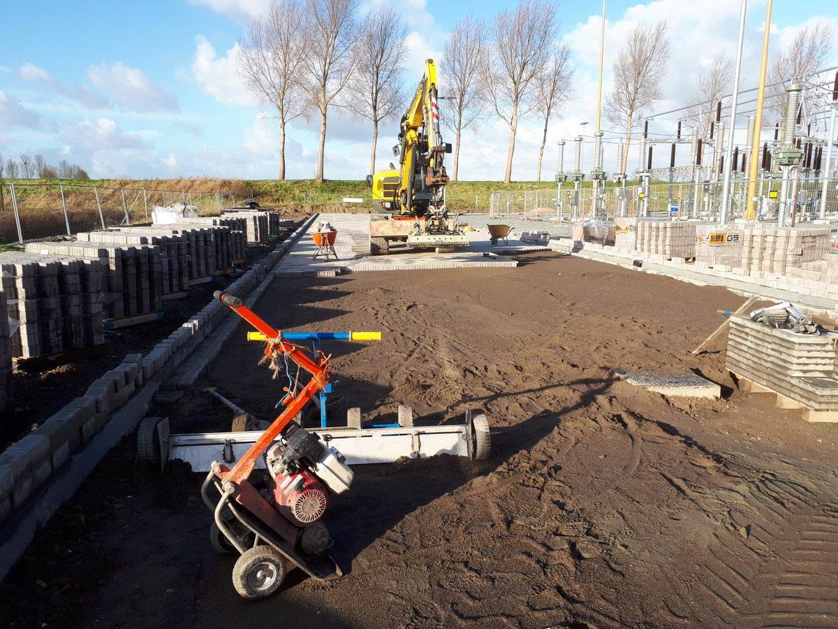 Achter een bestaand Station in Middelharnis is een nieuw Centraal Diensten Gebouw gerealiseerd, te midden van een nieuw aan te leggen schakeltuin. linkedin.com/feed/update/ur…