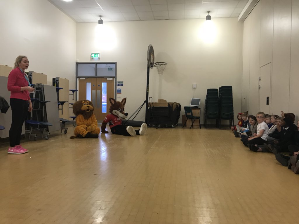 At <a href="/braunstone_cps/">BraunstoneCPS</a> ready for the students to teach Leo and Charlie their game! <a href="/LPTnhs/">Leicestershire Partnership NHS Trust</a> @LR_Sport <a href="/leicsccc/">Leicestershire CCC 🦊</a> #MoveitBoom