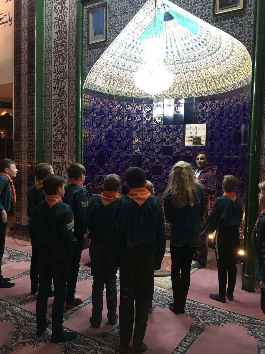 1stRothley's tweet photo. Thank you to Parvez from @islamiccentre for showing us round during our visit last night. It was fascinating. @LeicsScouts #iScout https://t.co/4ZKQUtJS61