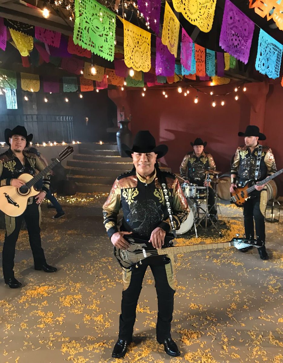 broncolupe's tweet photo. En plena locación de video nuevo de nuestro sencillo les va a encantar abrazos y bendiciones https://t.co/C9DerQJKx7