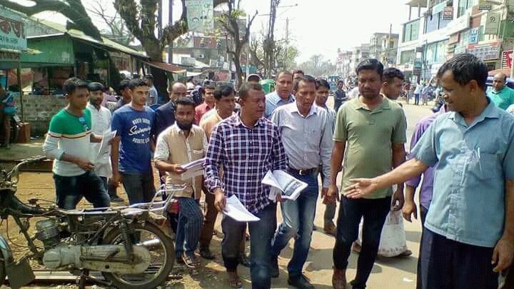 SayemAtaur's tweet photo. বিএনপির চেয়ারপার্সন দেশনেত্রী বেগম খালেদা জিয়ার নিঃশর্ত মুক্তির দাবিতে কেন্দ্র ঘোষিত কর্মসূচি’র অংশ হিসেবে জেলা বিএনপি'র সাধার�� সম্পাদক জনাব নুরুল ইসলাম নুরুল ভাইয়ের নেতৃত্বে শহরের বিভিন্ন মার্কেটে,দোকানে,আদালত পাড়ায় ও পথচারীদের মধ্যে লিফলেট বিত���ণ করে  সুনামগঞ্জ জেলা বিএনপি। https://t.co/9FY1PXKuhy