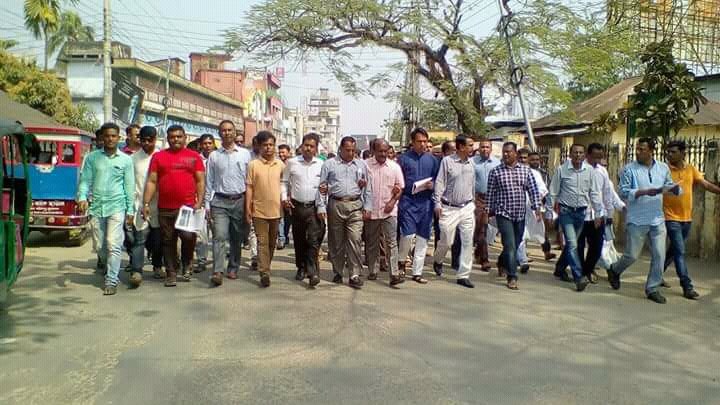 SayemAtaur's tweet photo. বিএনপির চেয়ারপার্সন দেশনেত্রী বেগম খালেদা জিয়ার নিঃশর্ত মুক্তির দাবিতে কেন্দ্র ঘোষিত কর্মসূচি’র অংশ হিসেবে জেলা বিএনপি'র সাধার�� সম্পাদক জনাব নুরুল ইসলাম নুরুল ভাইয়ের নেতৃত্বে শহরের বিভিন্ন মার্কেটে,দোকানে,আদালত পাড়ায় ও পথচারীদের মধ্যে লিফলেট বিত���ণ করে  সুনামগঞ্জ জেলা বিএনপি। https://t.co/9FY1PXKuhy