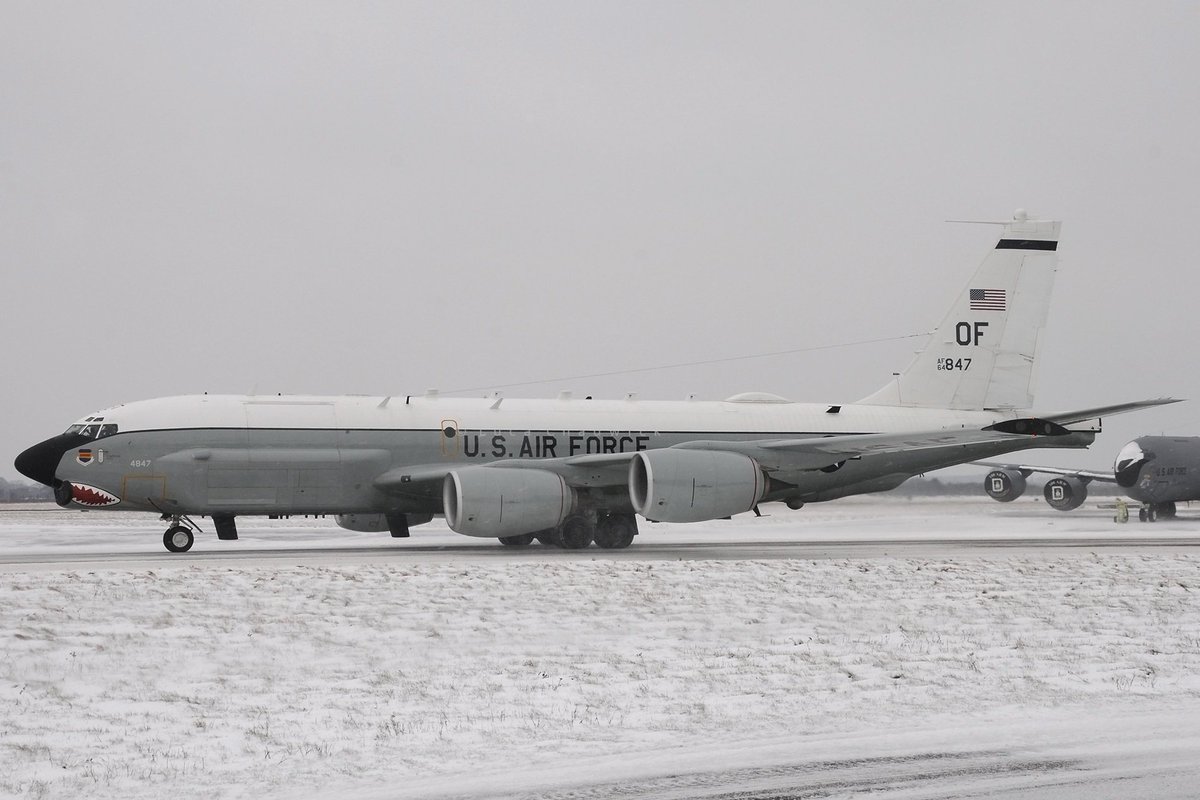 squareDaviation's tweet photo. RC-135U 64-14847/OF 'OLIVE56' arriving at RAF Mildenhall in the snow earlier. @CivMilAir @planesonthenet https://t.co/GVQtZHUdJR
