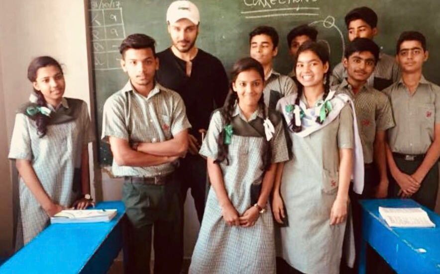 iqra_me's tweet photo. @Ahsankhanuk talks to the kids of #GarageSchool to create awareness on child abuse.#AhsanKhan takes his social responsibilities seriously and never fails to impress us with his work
@TheGarageSchool
#QualityEducation #socialresponsibility #BetterPakistan #love @MKDigitalPR https://t.co/UDiWoyA4Lm