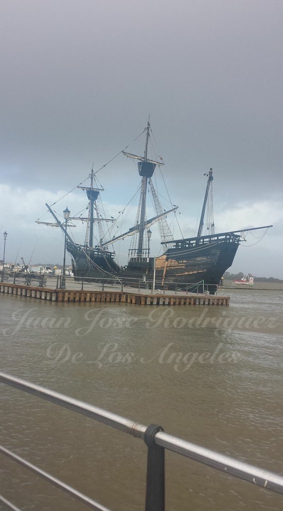 juanpunta's tweet photo. Réplica de la Nao Santa María Esperando que se calmé el temporal para zarpar a Navegar. Punta Umbría https://t.co/u2boeCWK3k