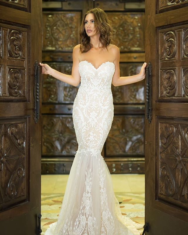 NaamaAnatBridal's tweet image. Behind the doors of @friscobridalboutique are more unique gowns from our exclusive #BombshellCollection || Hair and Makeup: @wzbeautystudio | Flowers: @hautepoppiesfloral | Dress Designer: @naama_and_anat_bridal | Photography: @williambichara | Venue: @belladonnachapel | Wed…