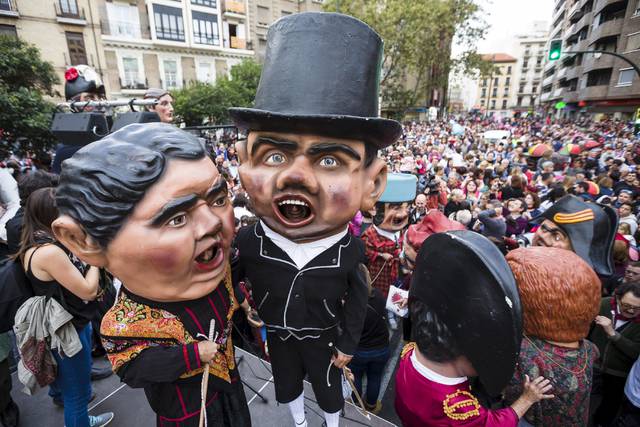 ofizinaaragones's tweet photo. #SabebasQue... en #Zaragoza decimos en #aragonés "forano/a" por el castellano "extranjero/a, forastero/a"?
En #Zaragoza tenemos una "forana" y un "forano" muy especiales
RT si reconoces en la foto a algún/a "forano/a" https://t.co/5xz5WCAtlQ