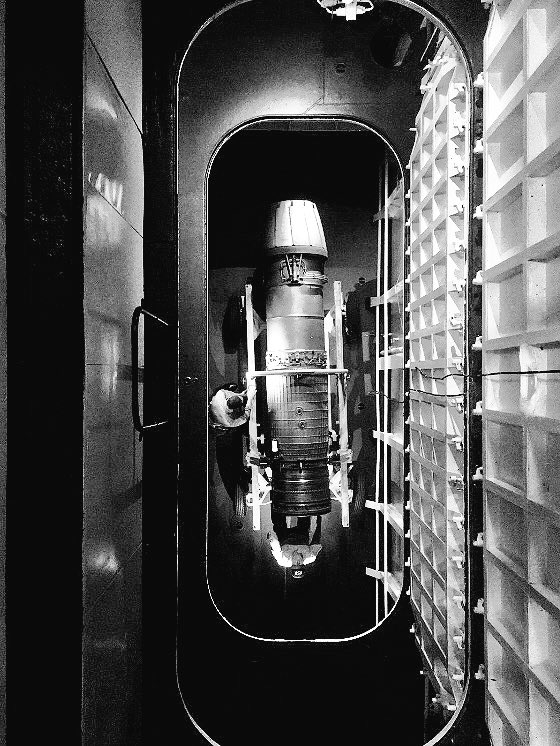 micheseco's tweet image. Some work happening on the @USSMidwayMuseum yesterday #LooksReal #smmw18