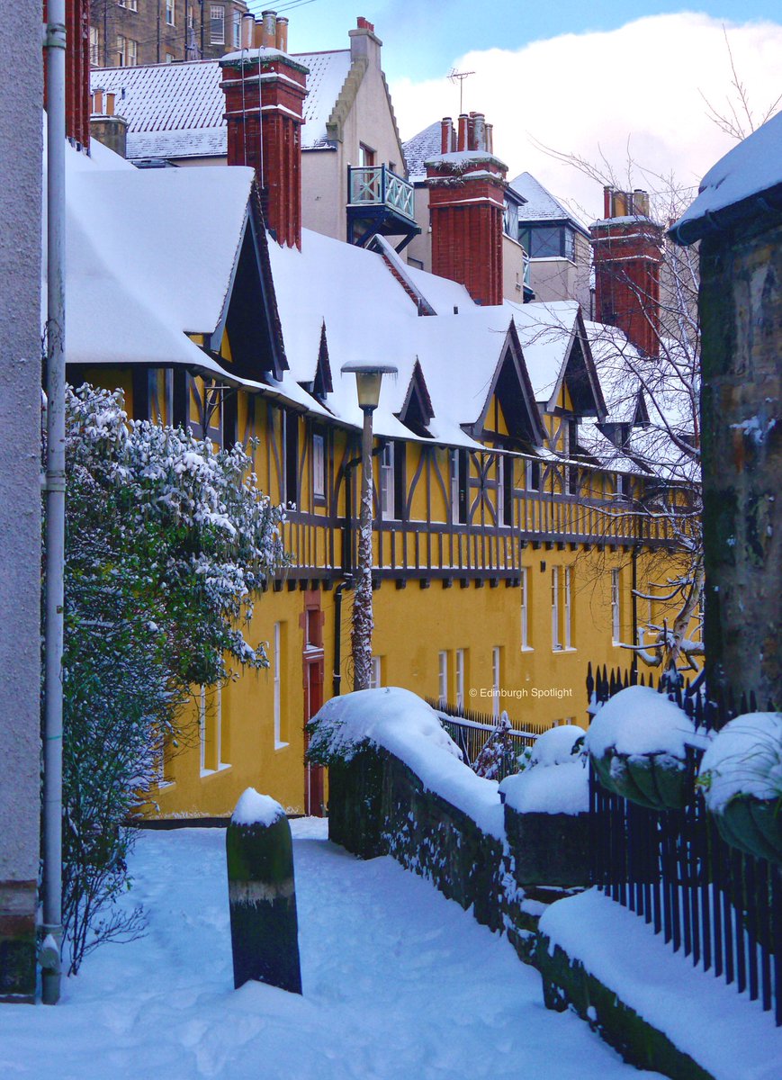 edinspotlight's tweet image. The yellow houses of Dean Village in the snow today #Edinburgh
