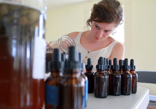 BeyondOffGrid's tweet photo. Tinctures are simple and made by soaking herbs in a solvent such as alcohol, glycerin, or vinegar for several weeks. https://t.co/trkGDZntIw #herbs #ReturntotheOldPaths #BeyondOffGrid #Herbalism #Tincture #Aceta https://t.co/8UeBxsv8s4