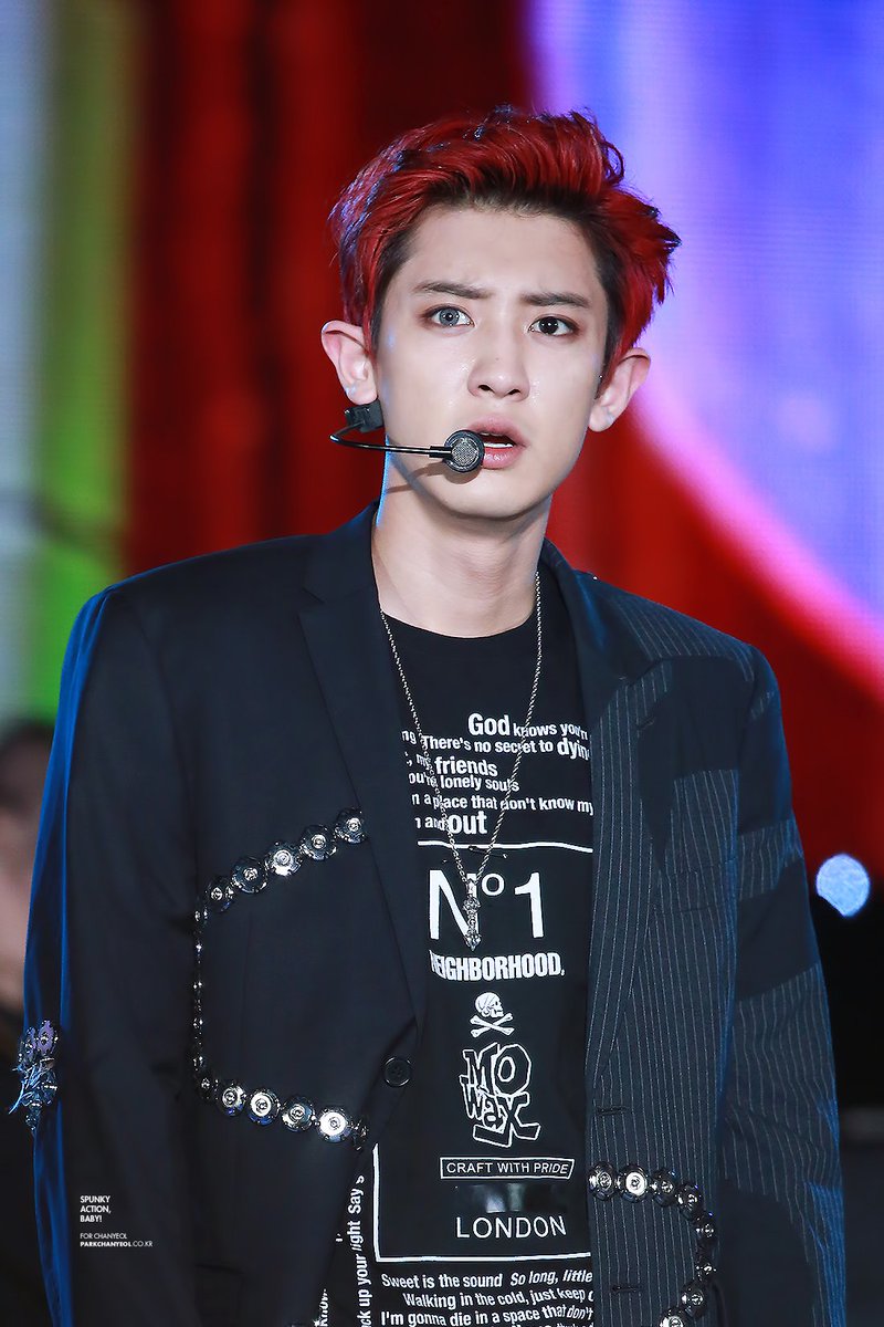 chanyeolit's tweet photo. 찬열이 렌즈 하나만 껴서 심장 박살남 #BestFanArmy #iHeartAwards #EXOL @weareoneEXO https://t.co/kuw7RcikAV